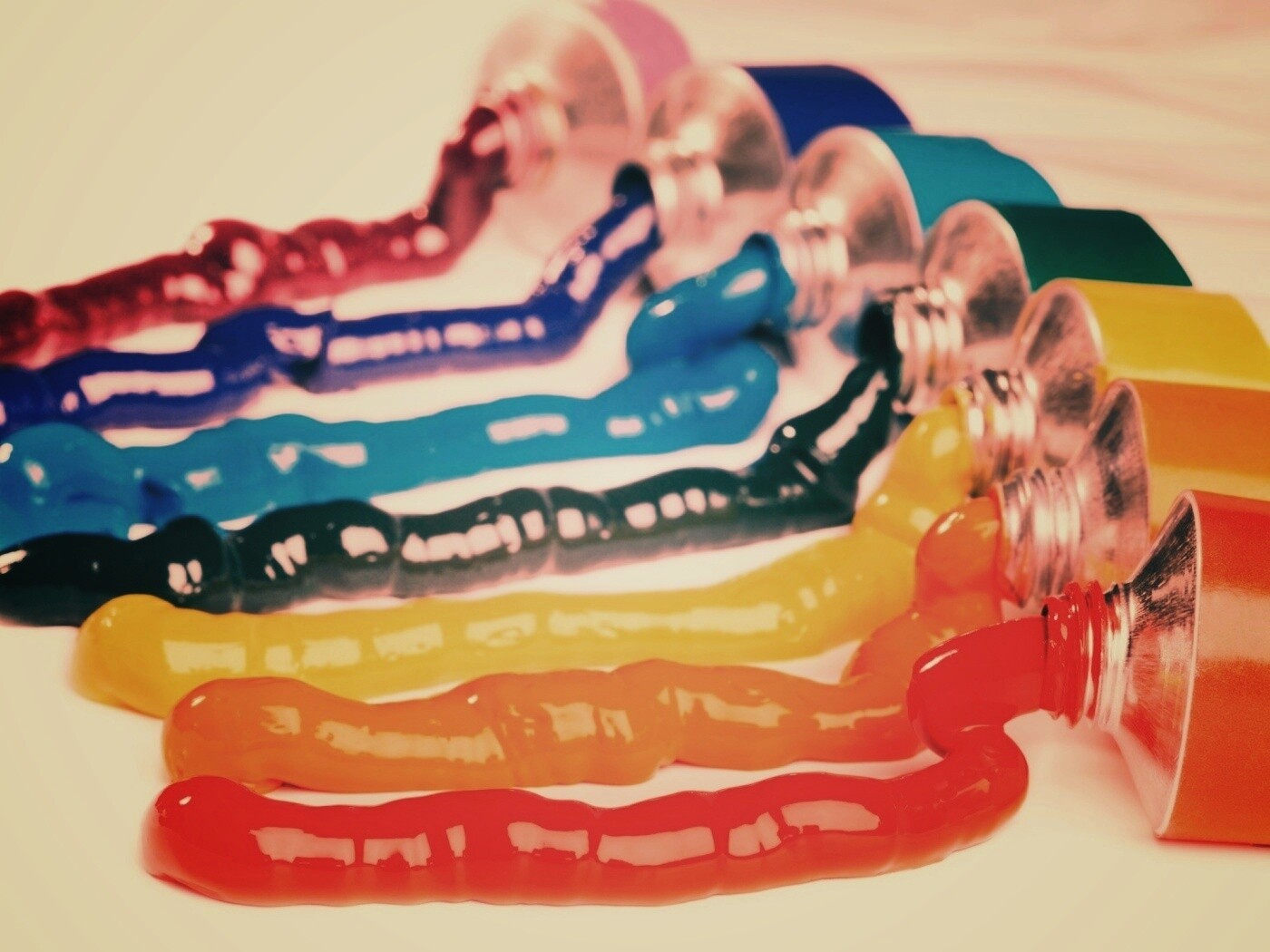 Тюбики с краской обои