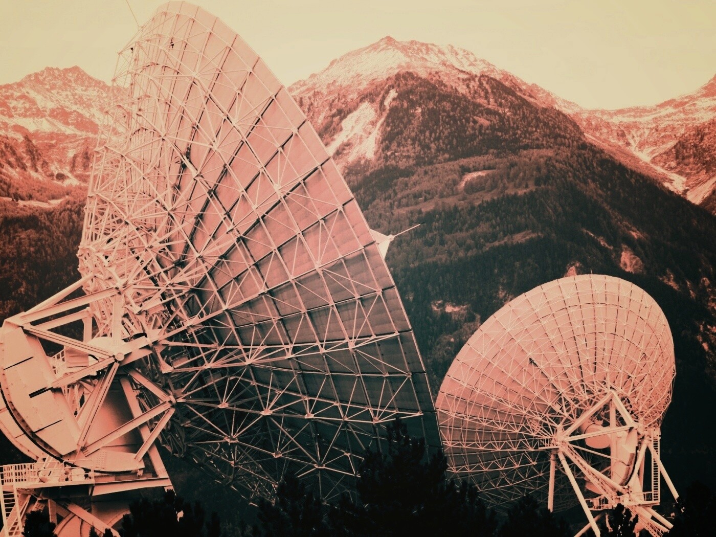 Локаторы в горах обои