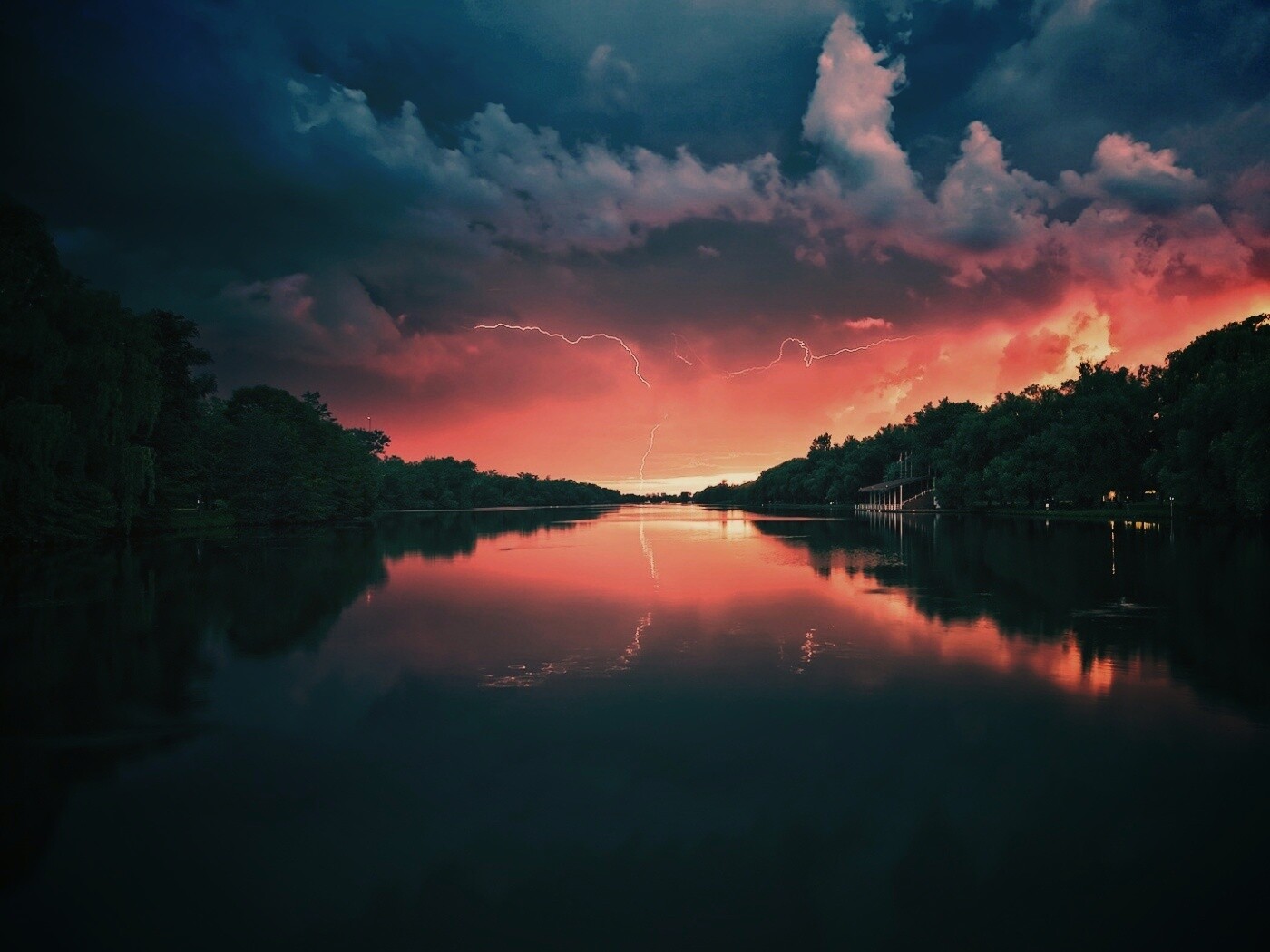 Молнии на фоне заката, стандартные обои mac обои