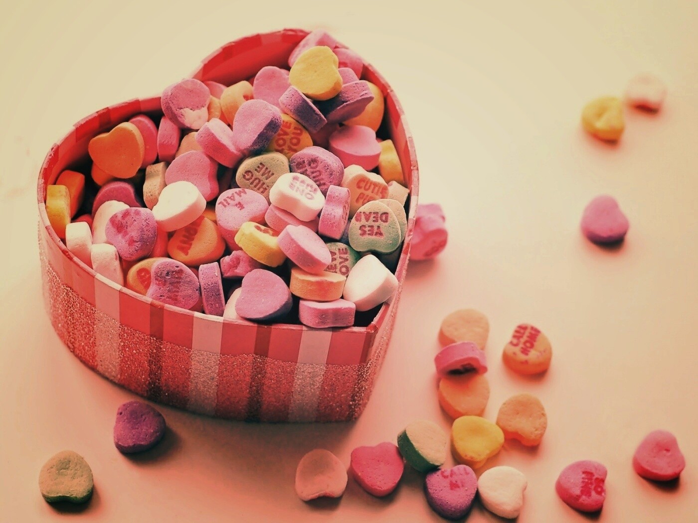 Конфеты в форме сердца обои