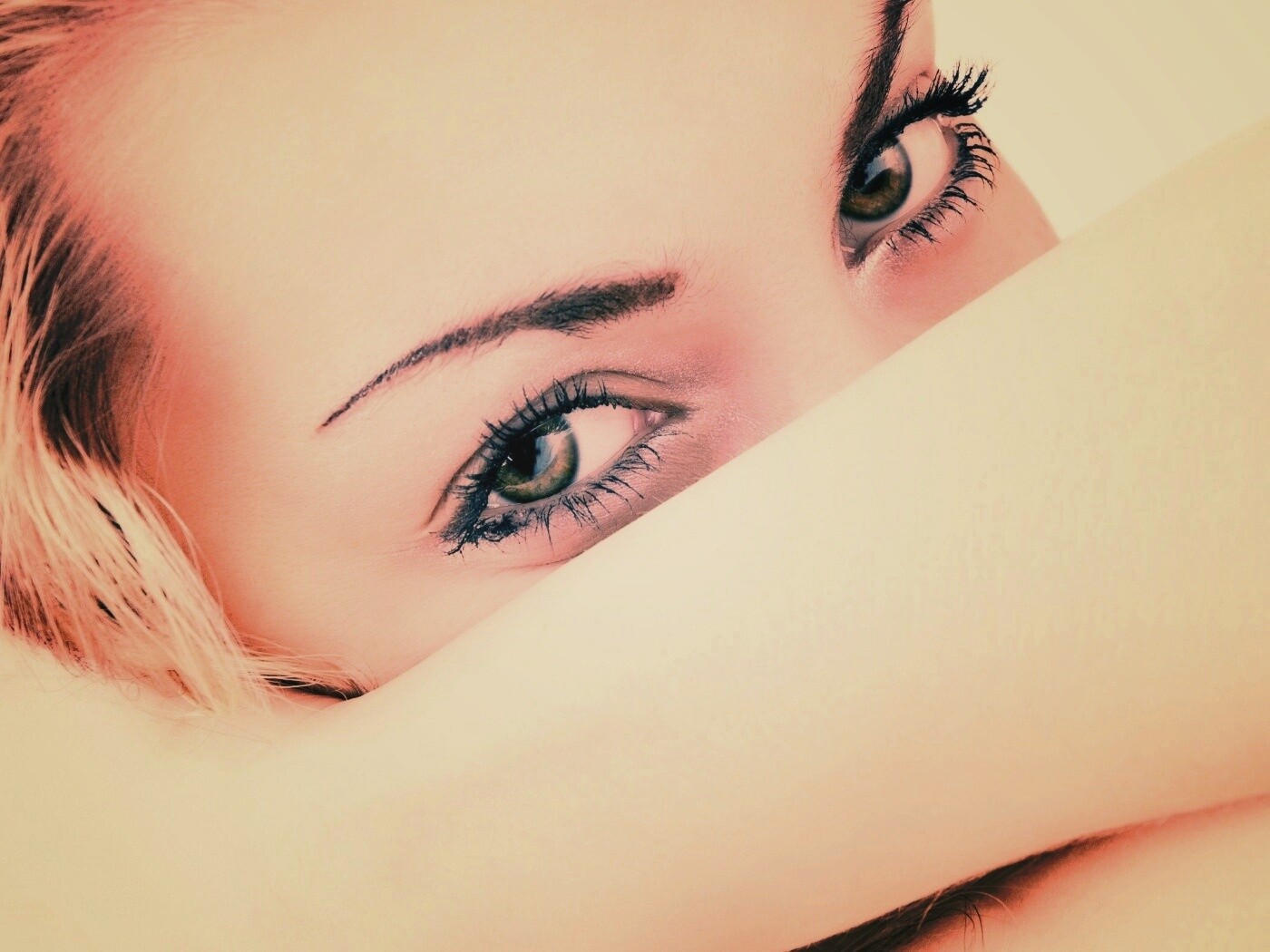 Девушка прикрыла лицо рукой обои