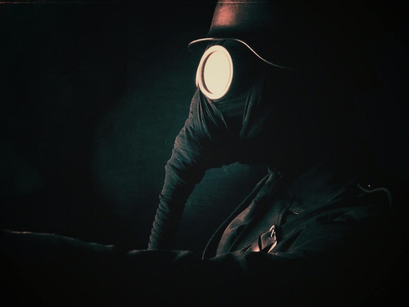 В противогазе обои