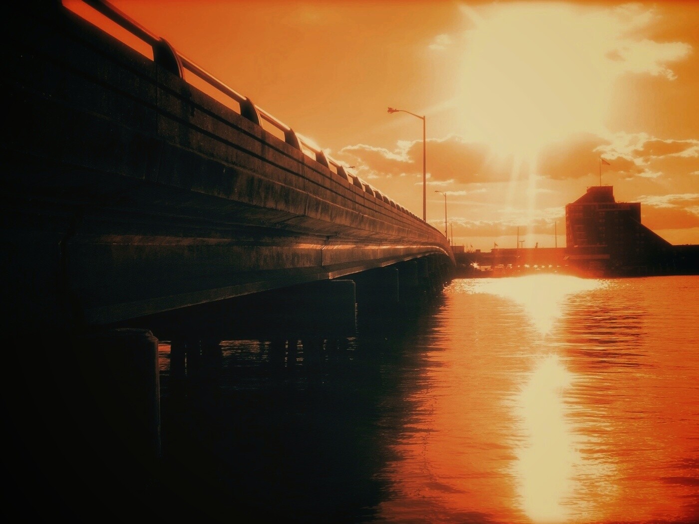 Залитый солнцем мост обои