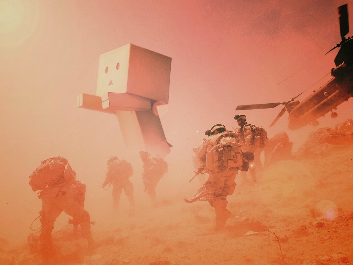 Картонный человек среди солдат обои