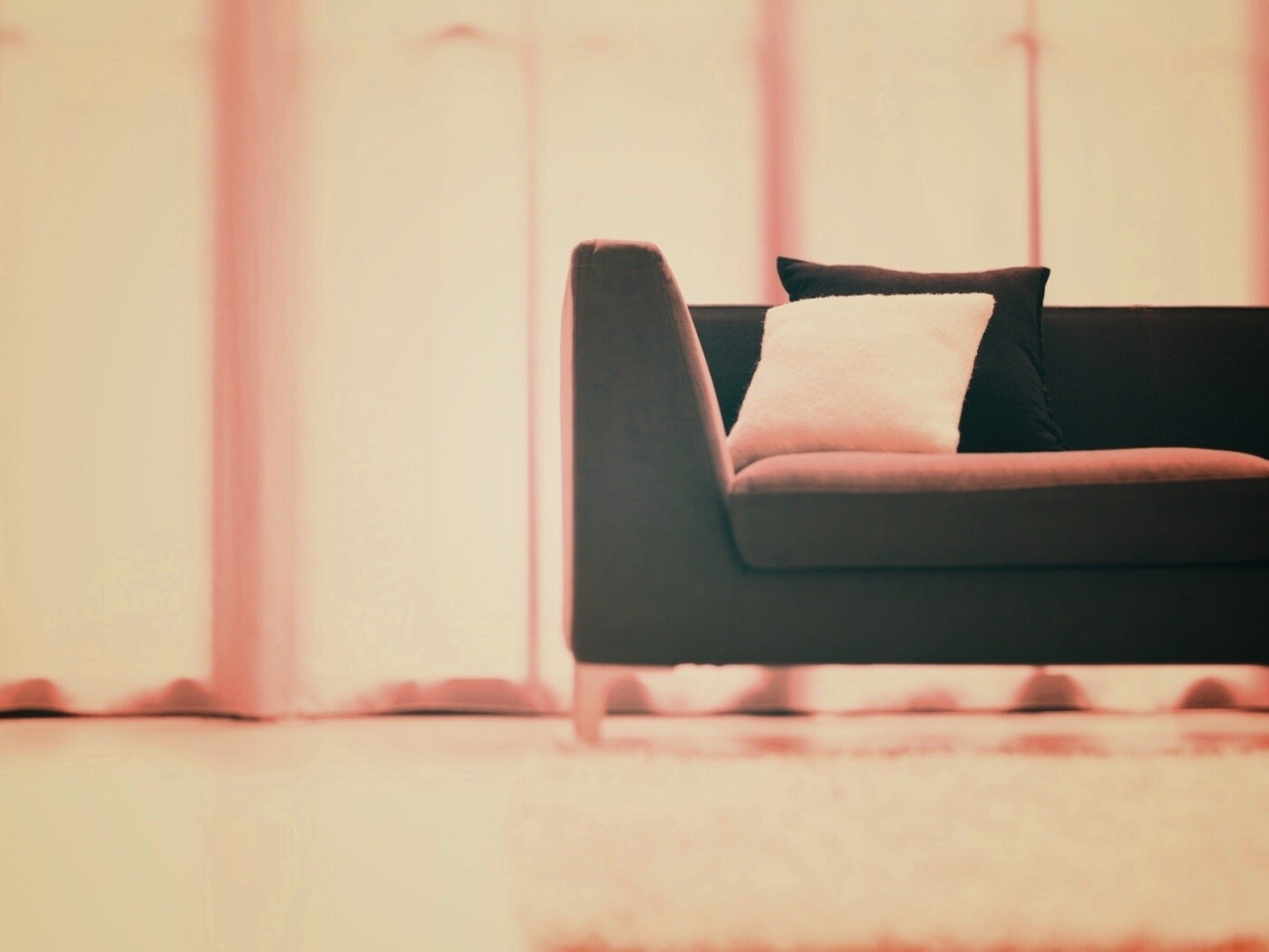 Диван с черной и белой подушками обои