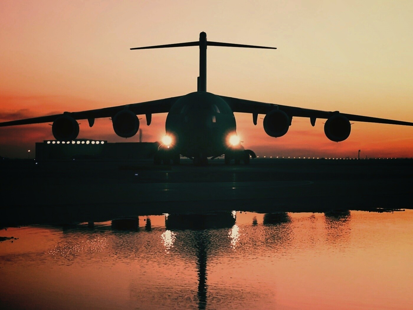 Самолет на взлетной полосе обои