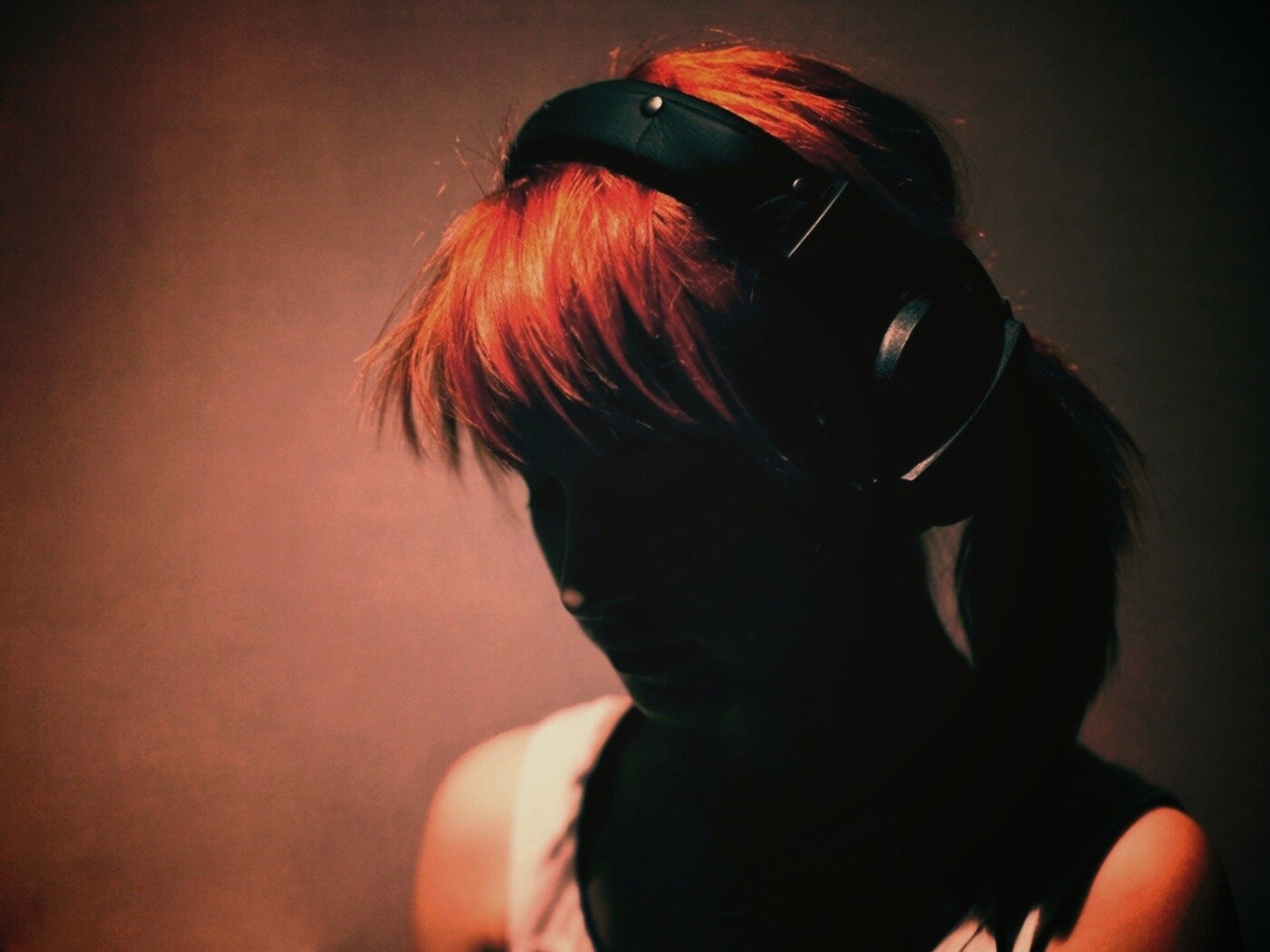 Рыжая в наушниках обои