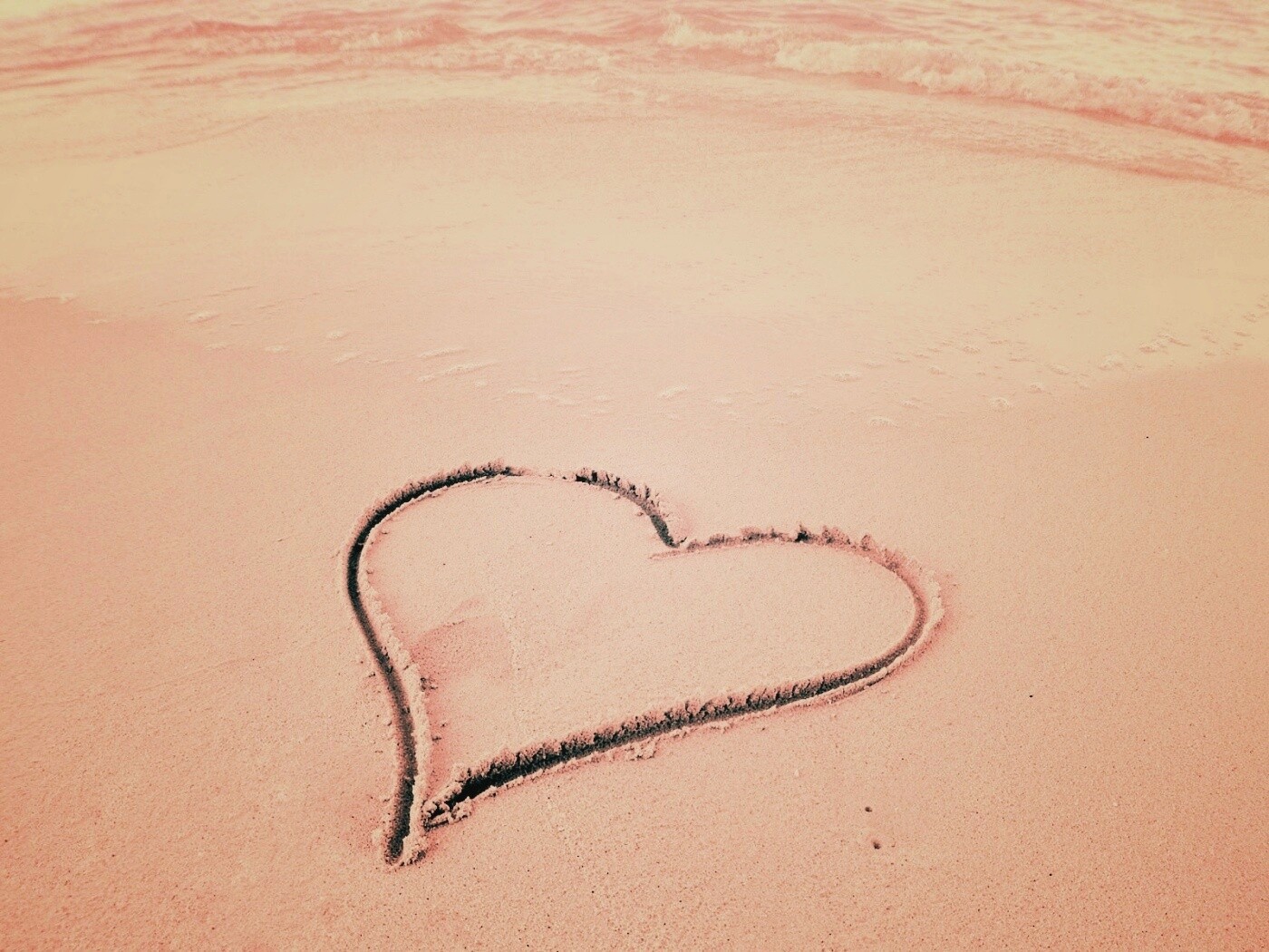 Аккуратное сердце на песке обои