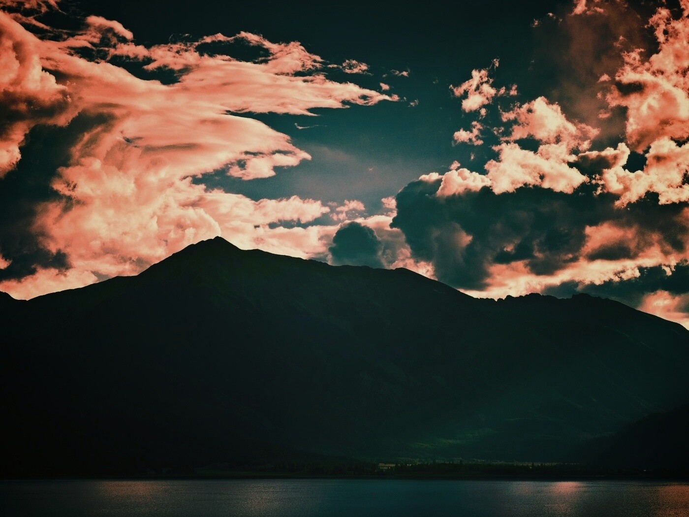 Свет на склонах гор обои