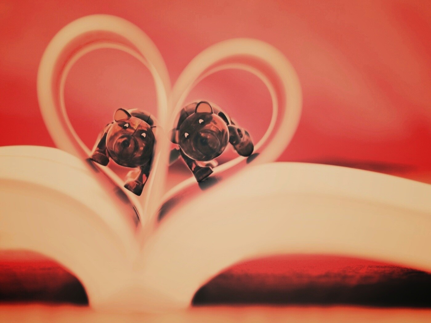 Фигурки мишек в книге обои