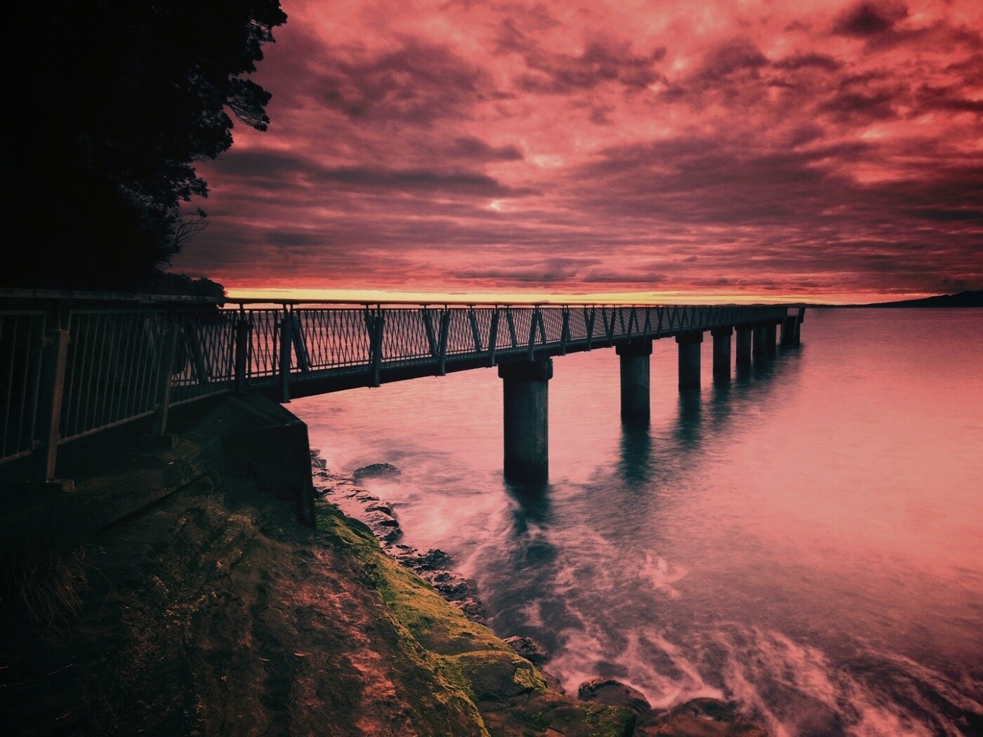 Уходящий в даль причал обои