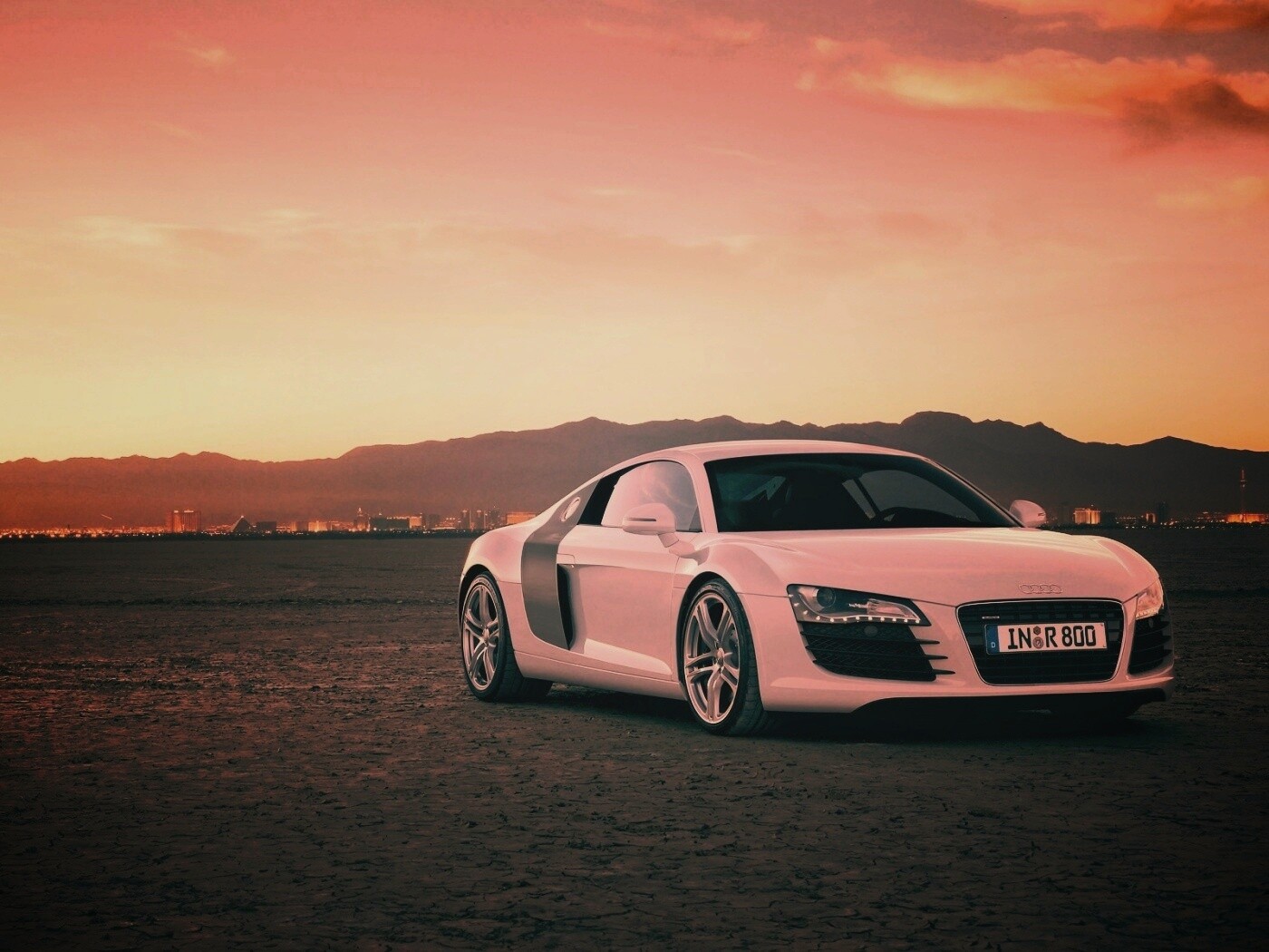 Белоснежная Ауди Р8 в пустыне обои