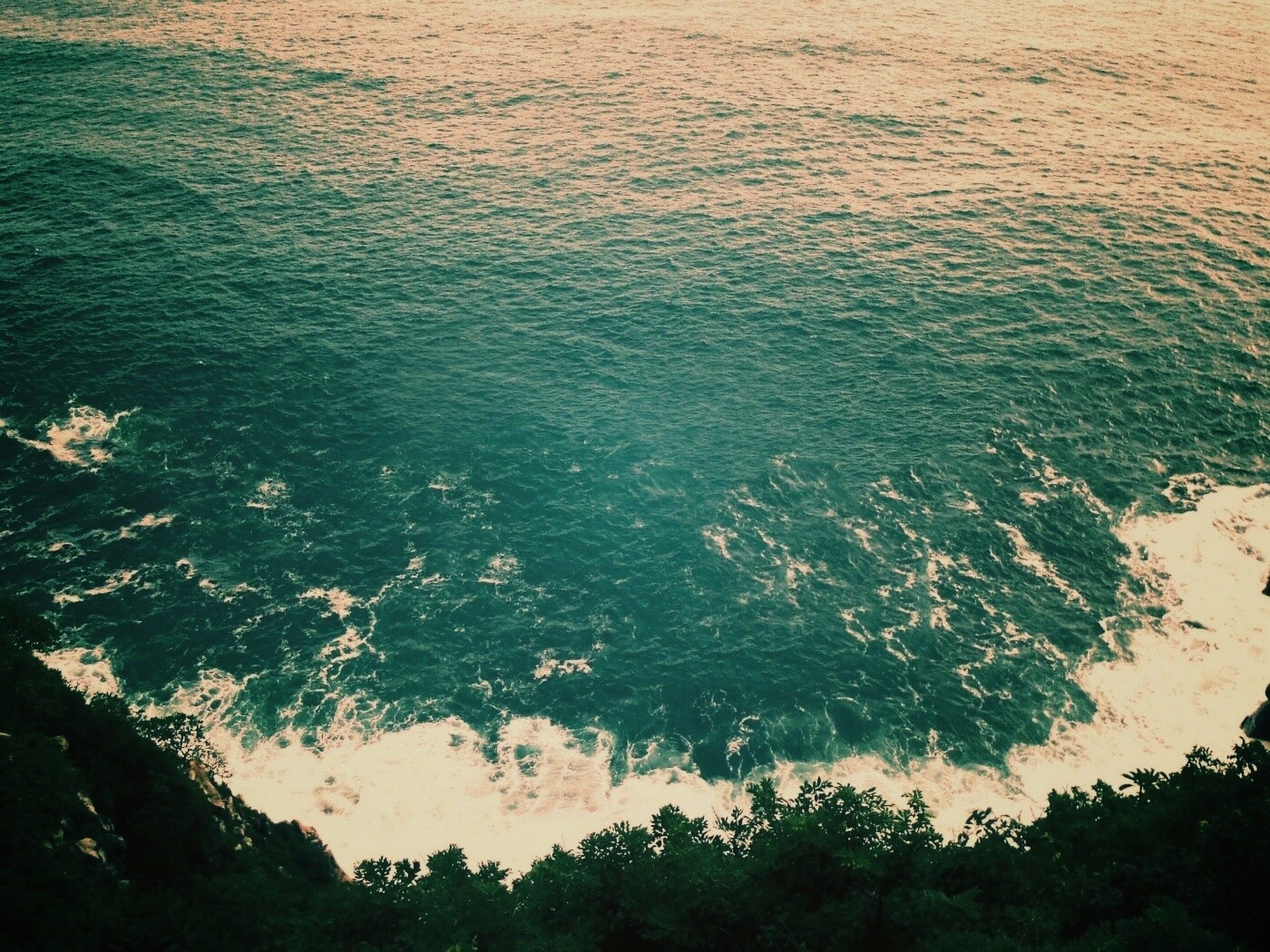 Утёс у красивого моря обои