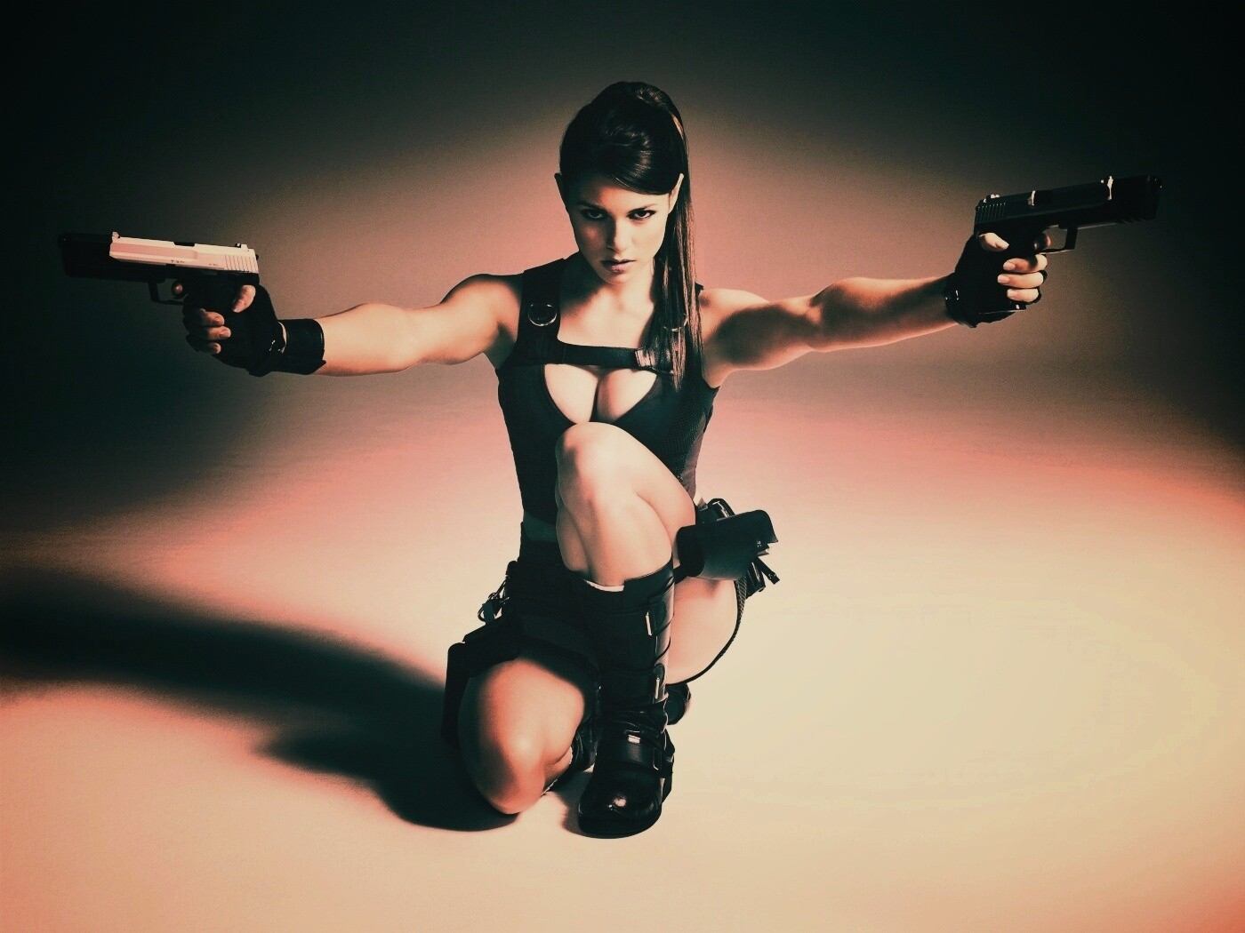 Alison Carrol в роли Лары Крофт обои