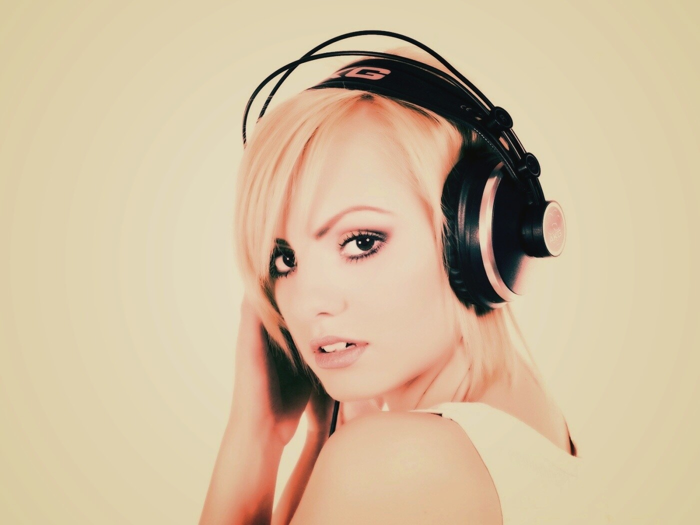 Девушка в наушниках обои