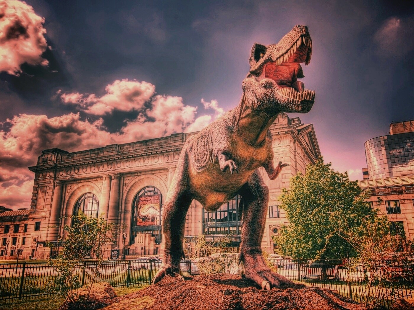 Скульптура динозавра рядом с музеем рептилий обои
