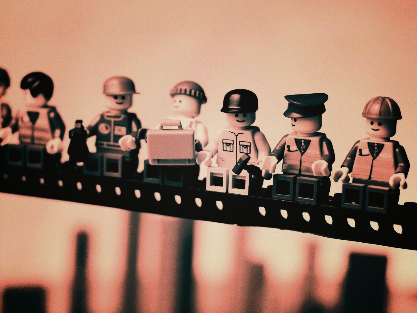 Lego строители обедают на балке обои