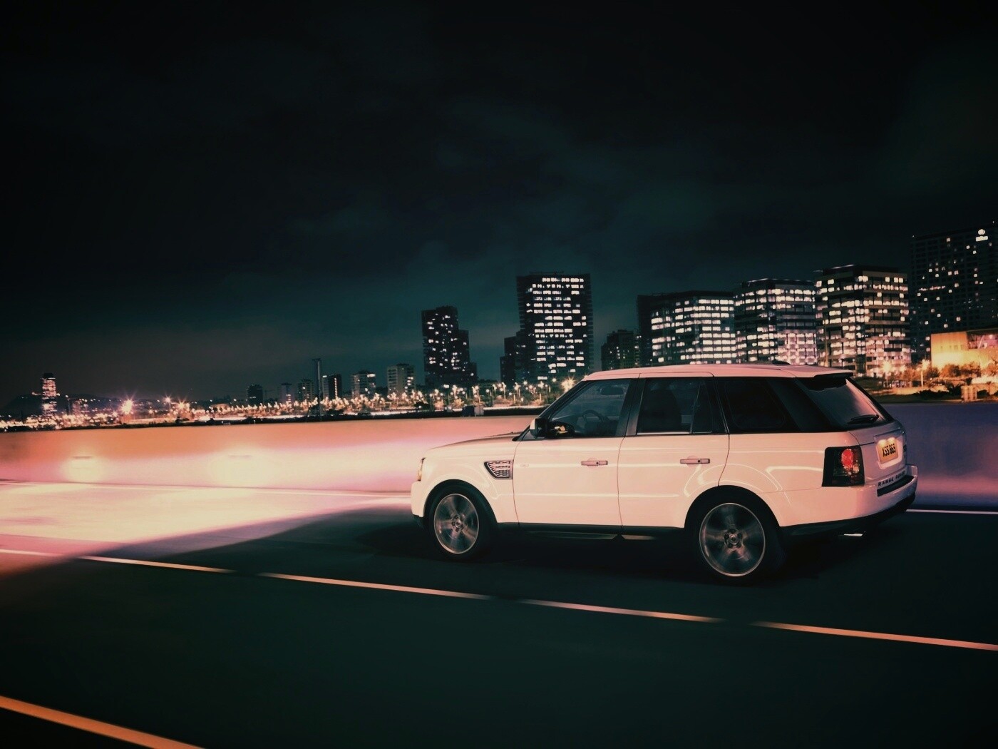 Рендж ровер на трассе обои