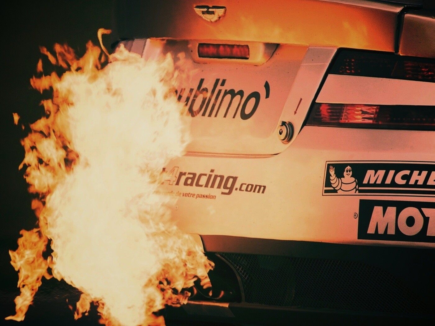 Огонь из выхлопной трубы гоночного Aston Martin обои