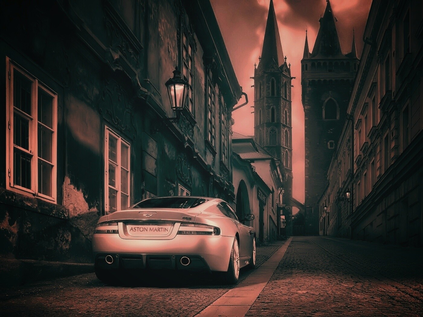 Aston Martin в старинном городе обои