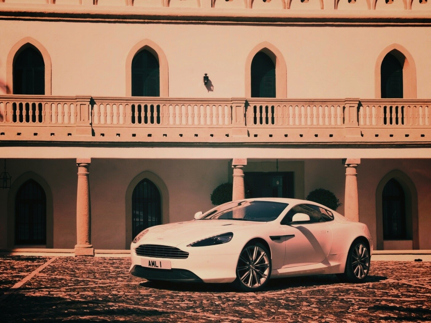 Астон Мартин в дворике дома обои