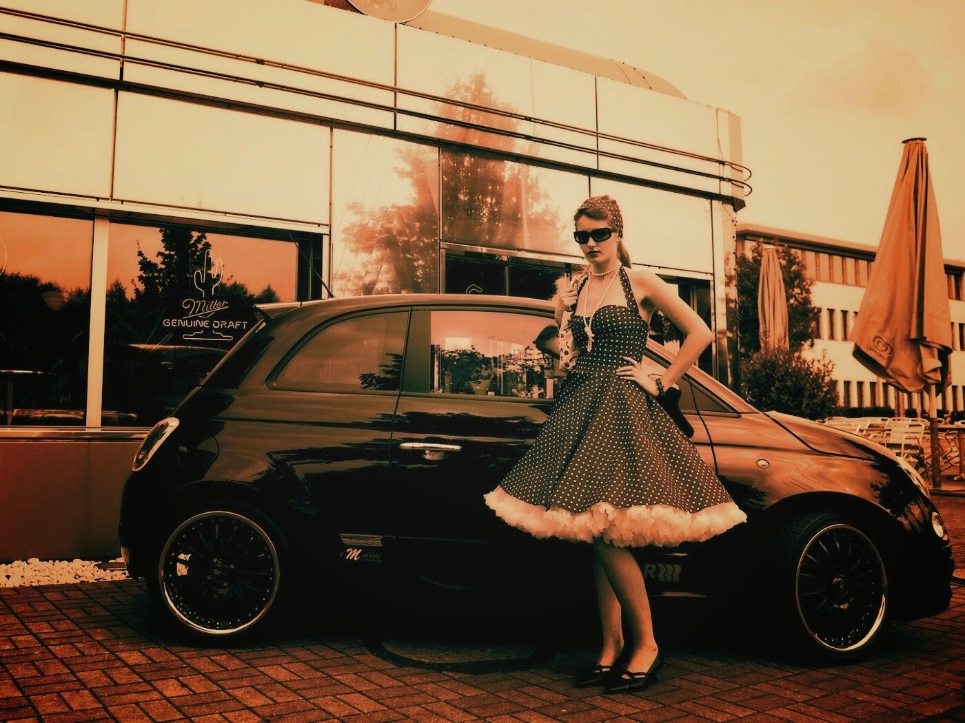 Fiat 500 и девушка обои