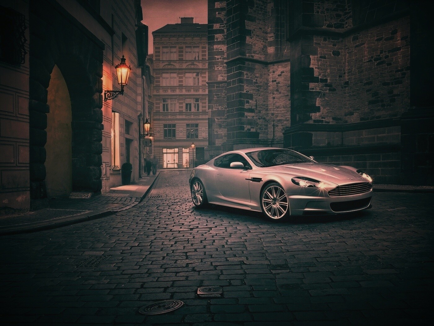 Серебристый Aston Martin обои
