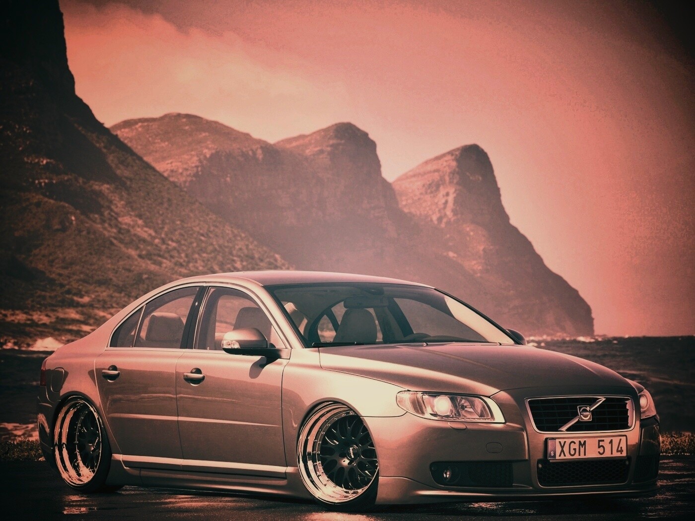 Вольво на берегу обои