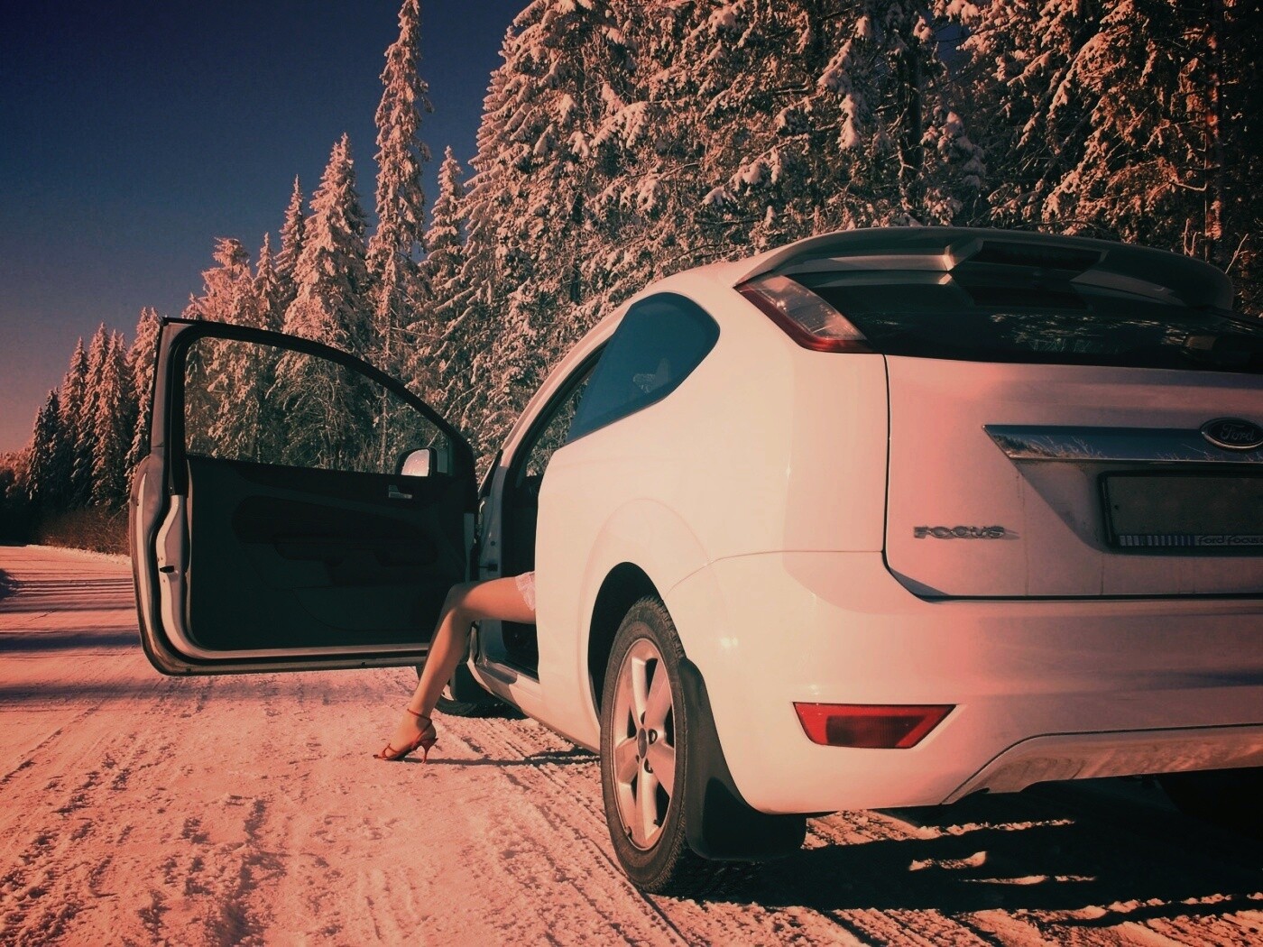 Девушка выходит из Ford Focus обои