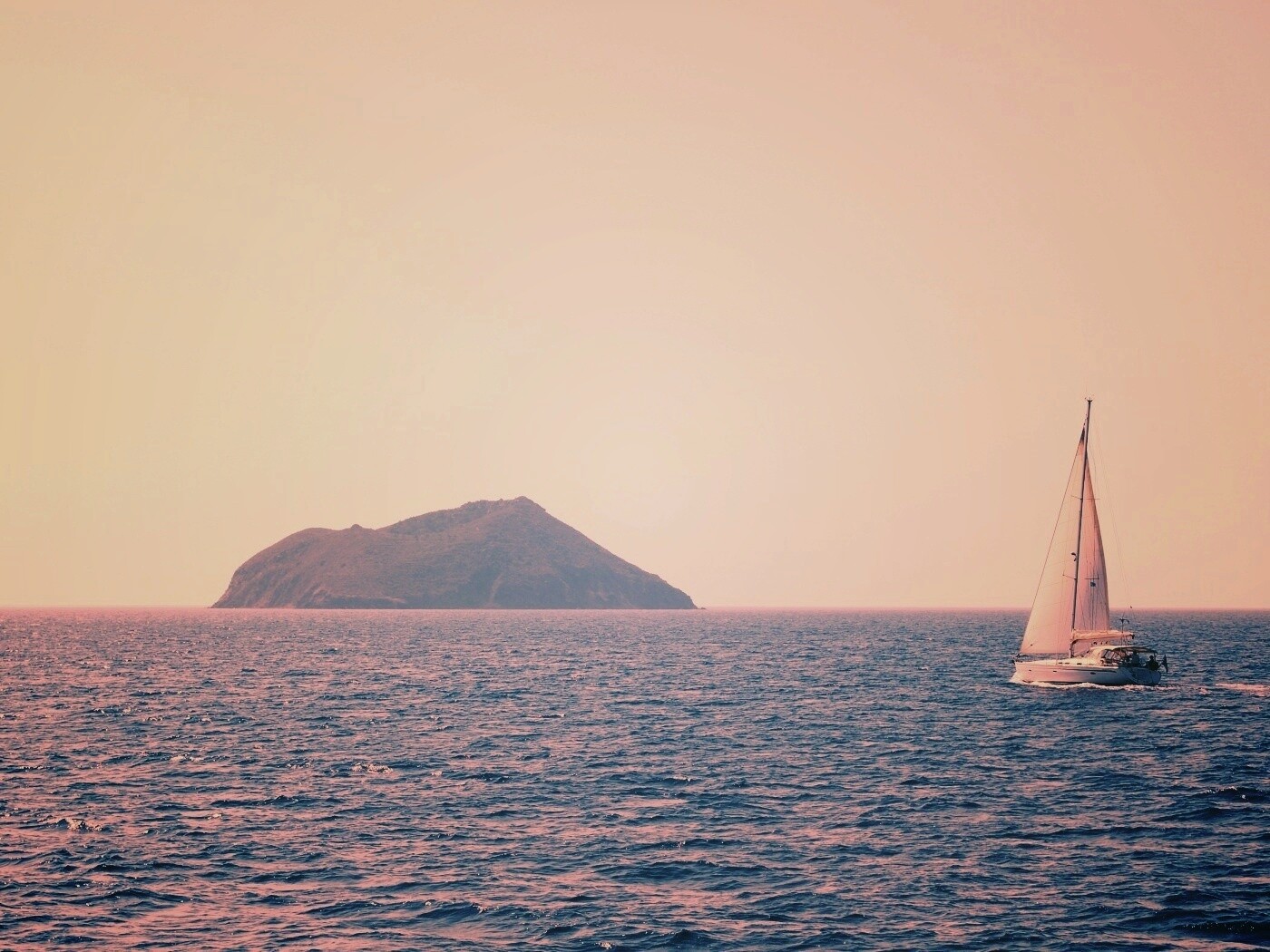 Яхта в море обои