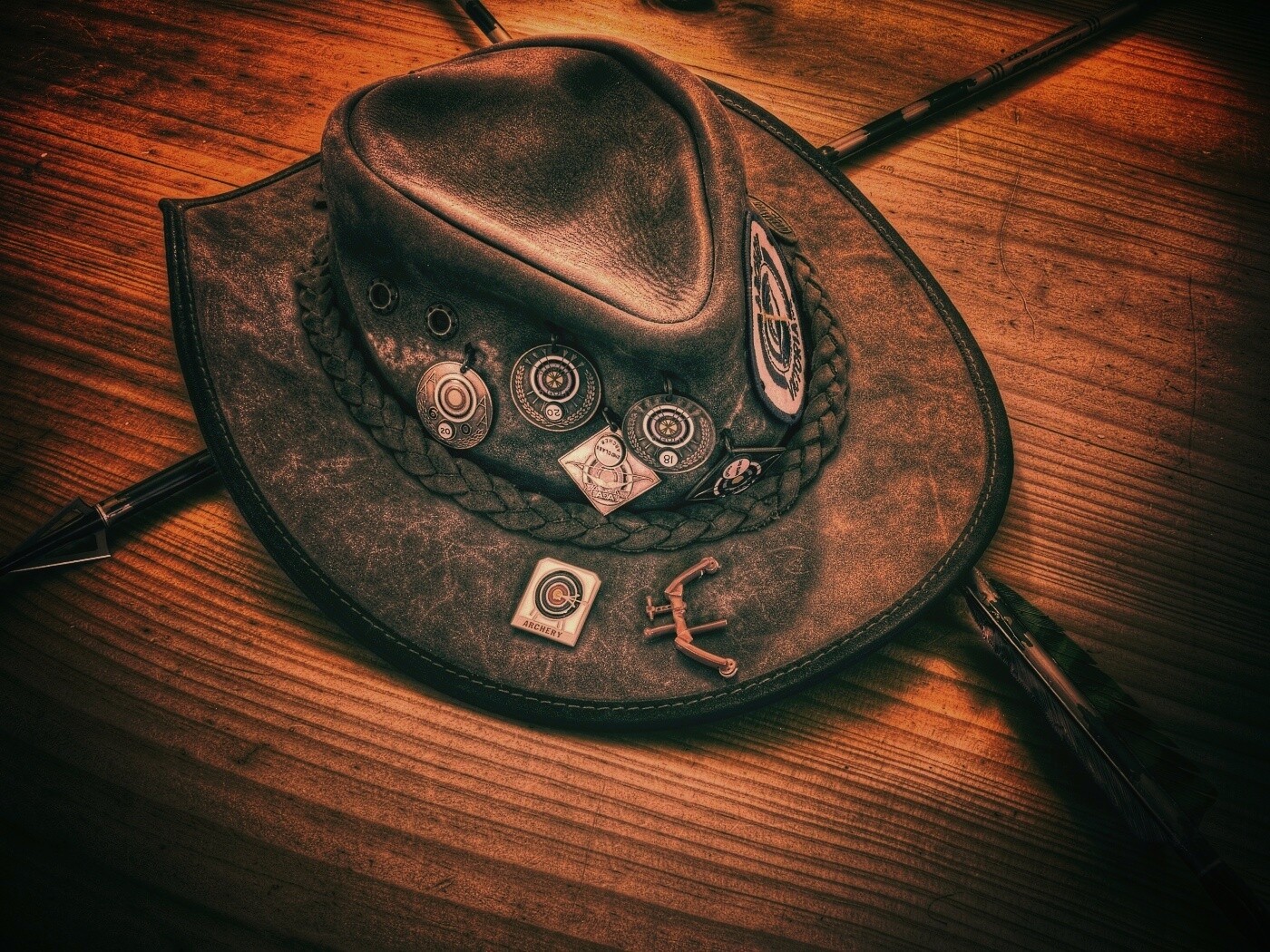 Шляпа и стрелы обои