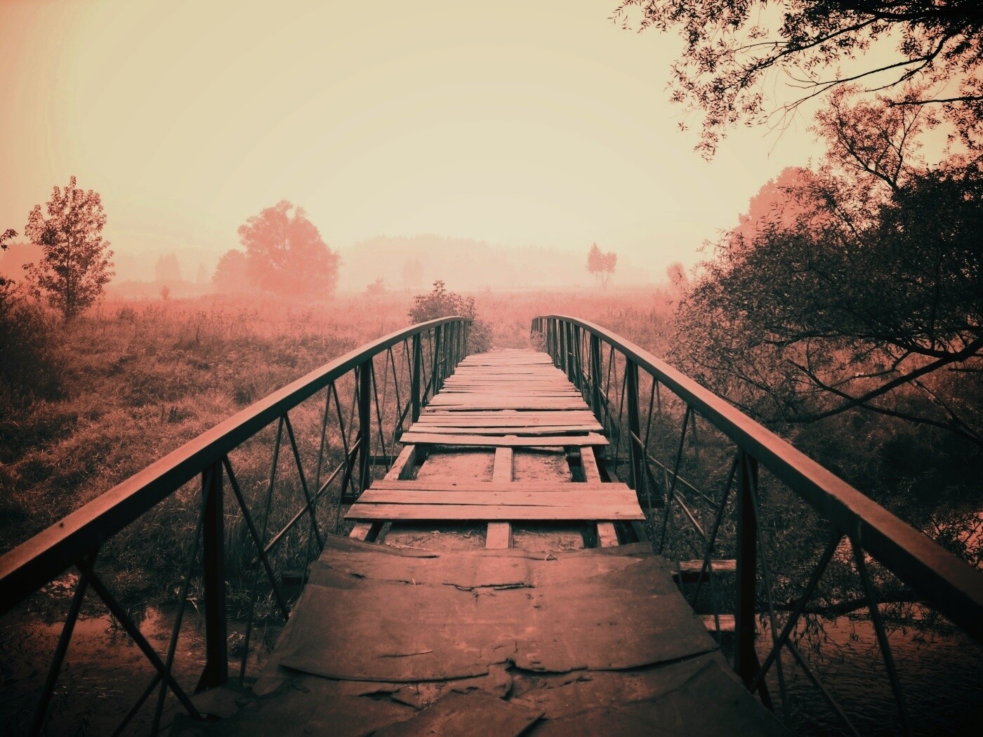 Старый мост на черно-белом фото обои