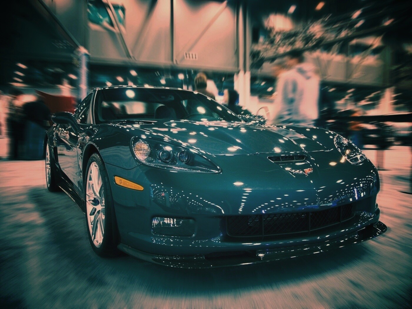 Машина на выставке обои