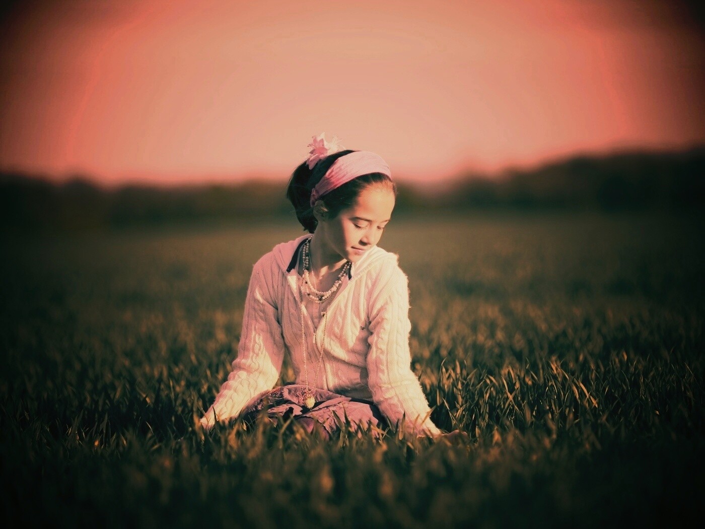 Девочка на траве обои