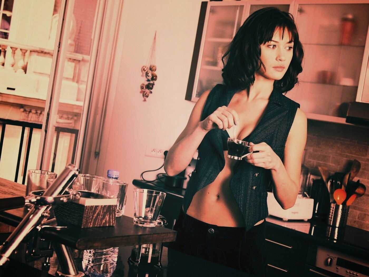 Ольга Куриленко пьет кофе обои