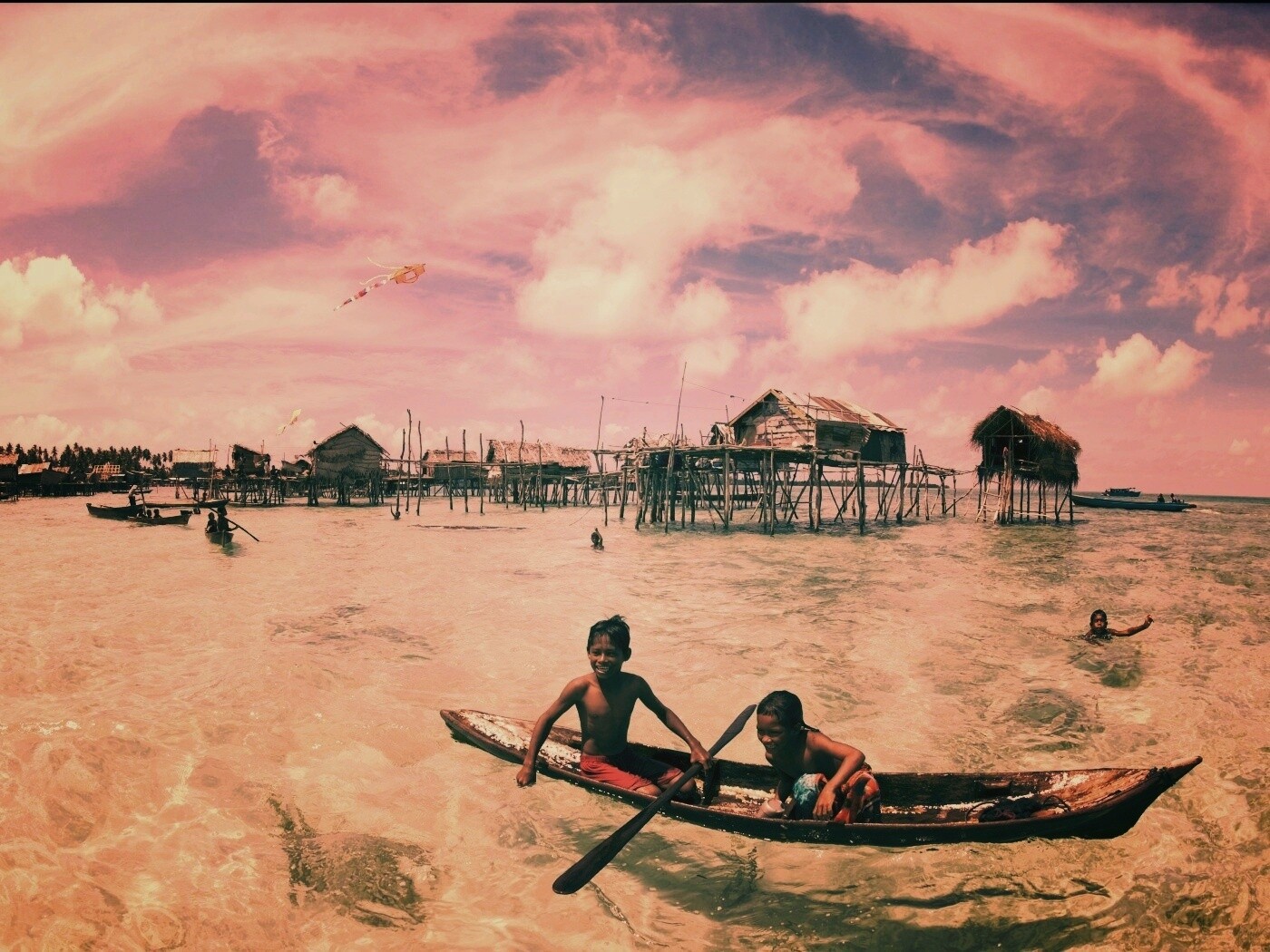 Дети в лодке у поселения туземцев обои