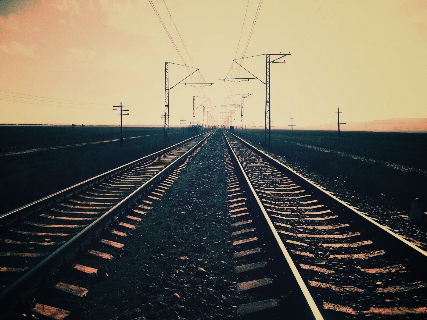 Железная дорога уходит вдаль обои
