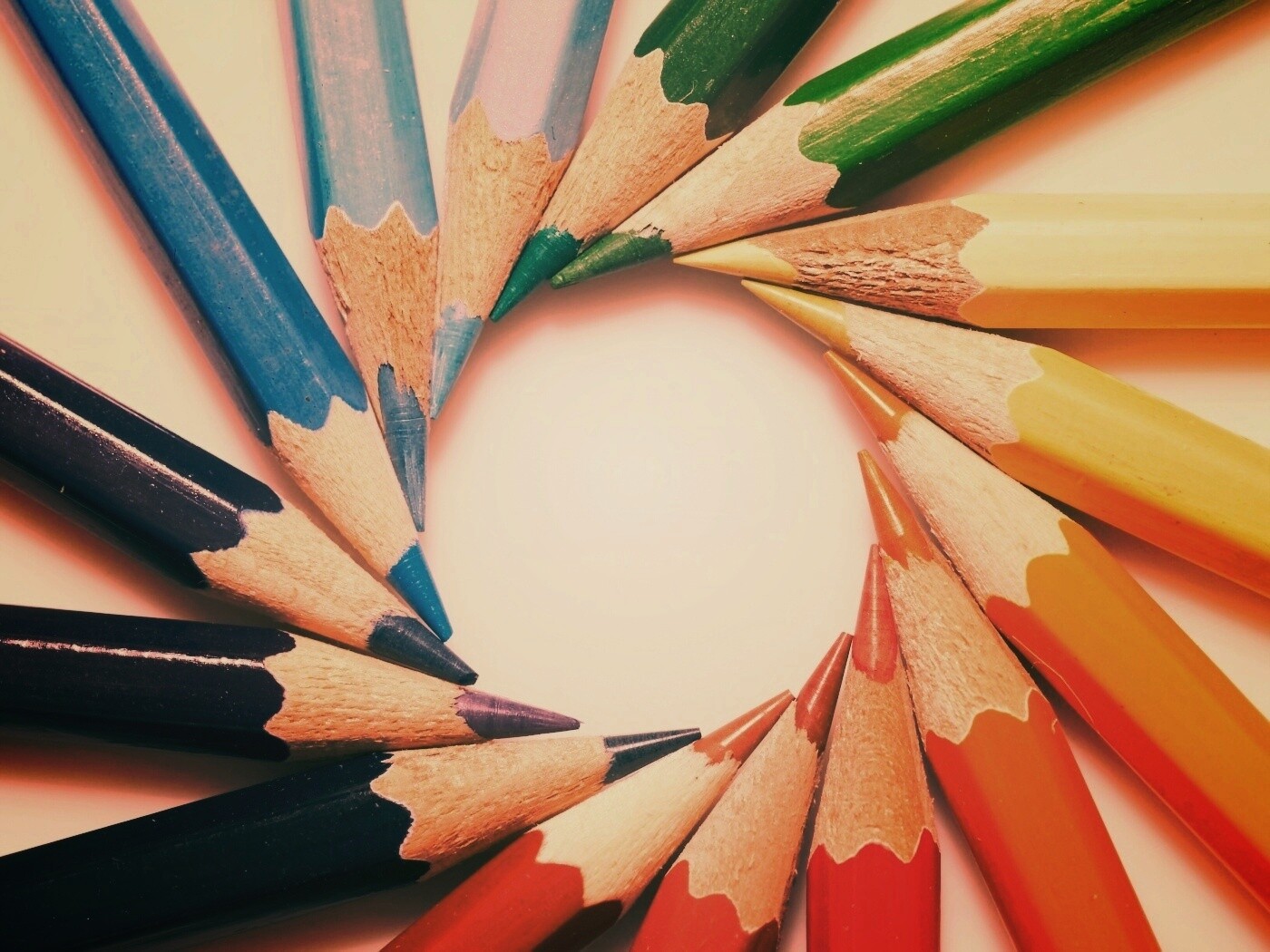 Радуга в карандашах обои