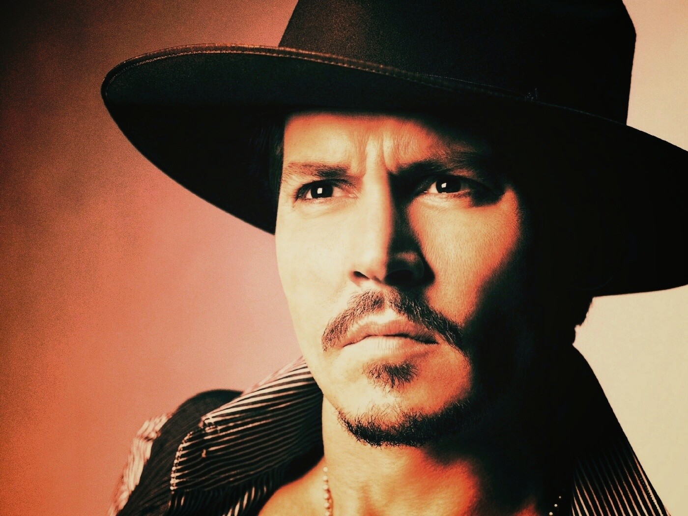 Актер Джонни Депп в широкополой шляпе обои