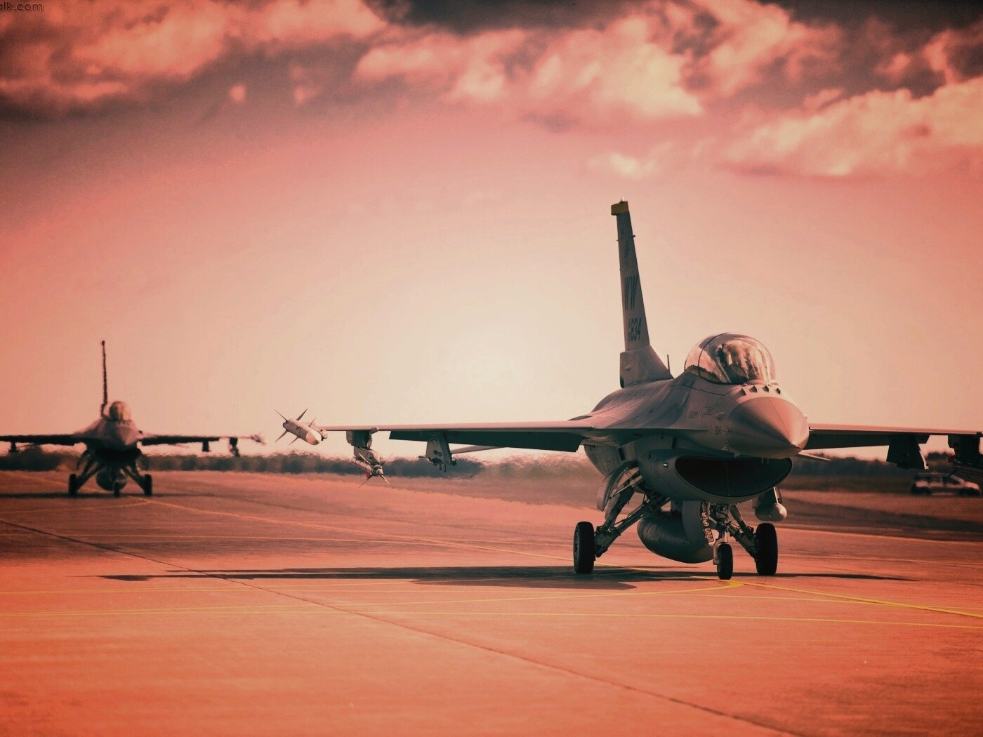 Истребители f16 Falcon на взлетной полосе обои