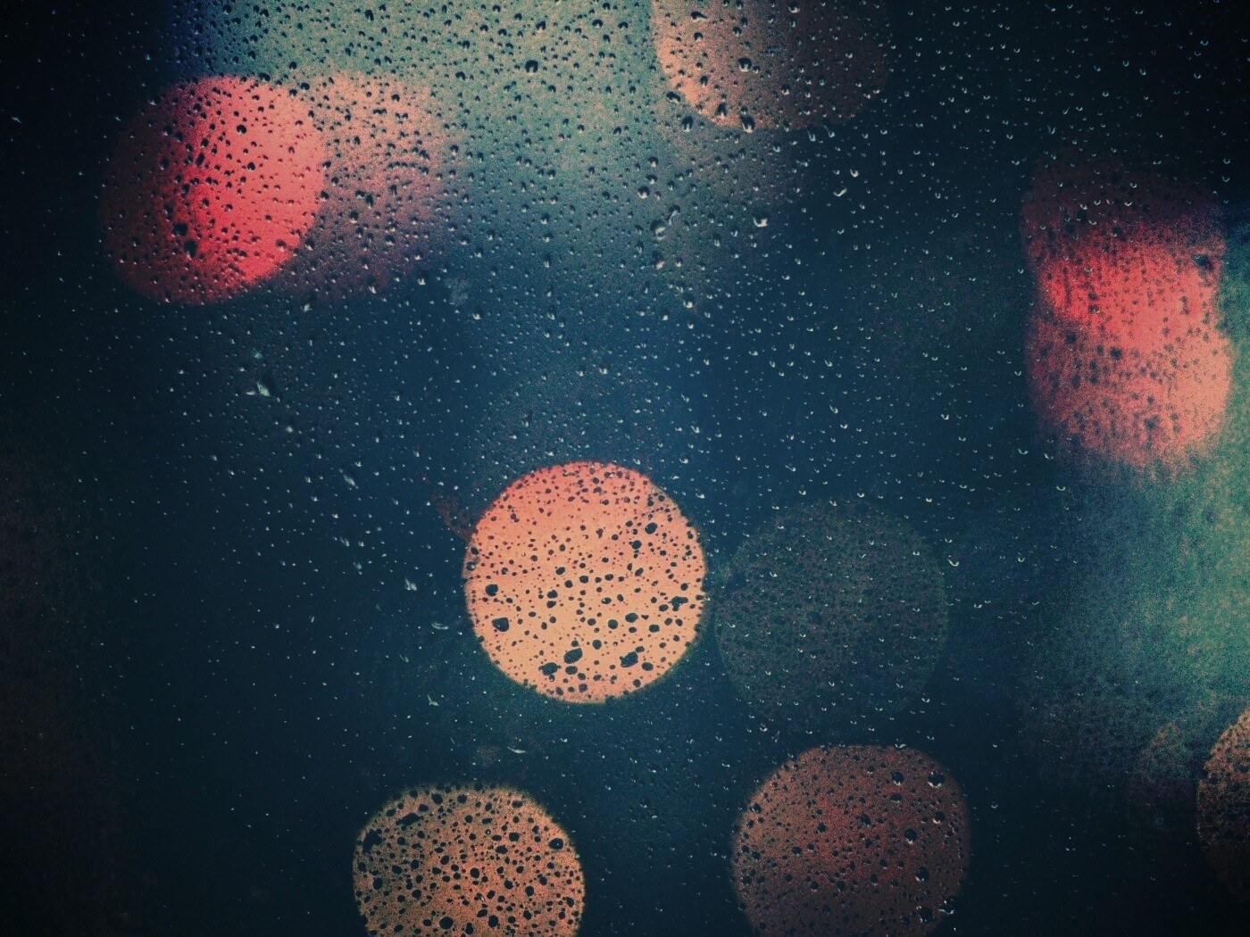 Блики за мокрым стеклом обои