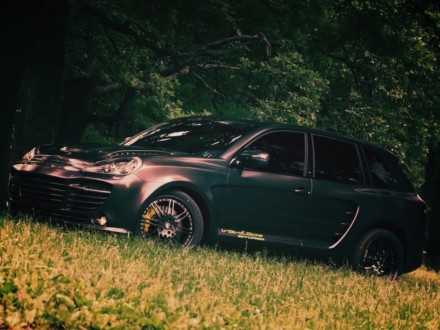 Концепт внедорожника в лесу обои