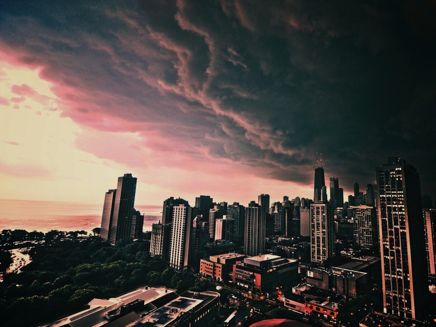 Туча над городом обои