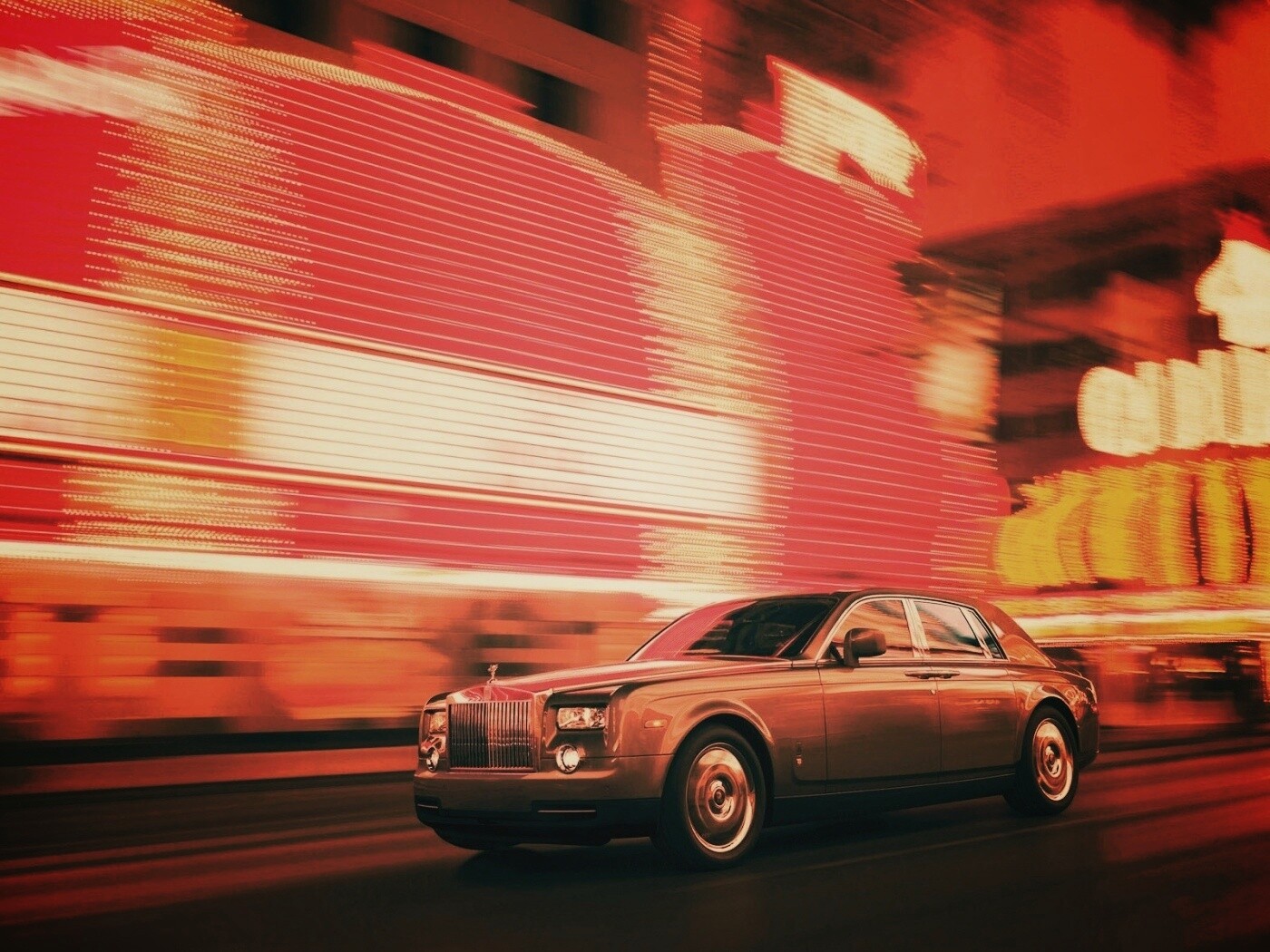 Rolls-Royce Phantom едет через город обои
