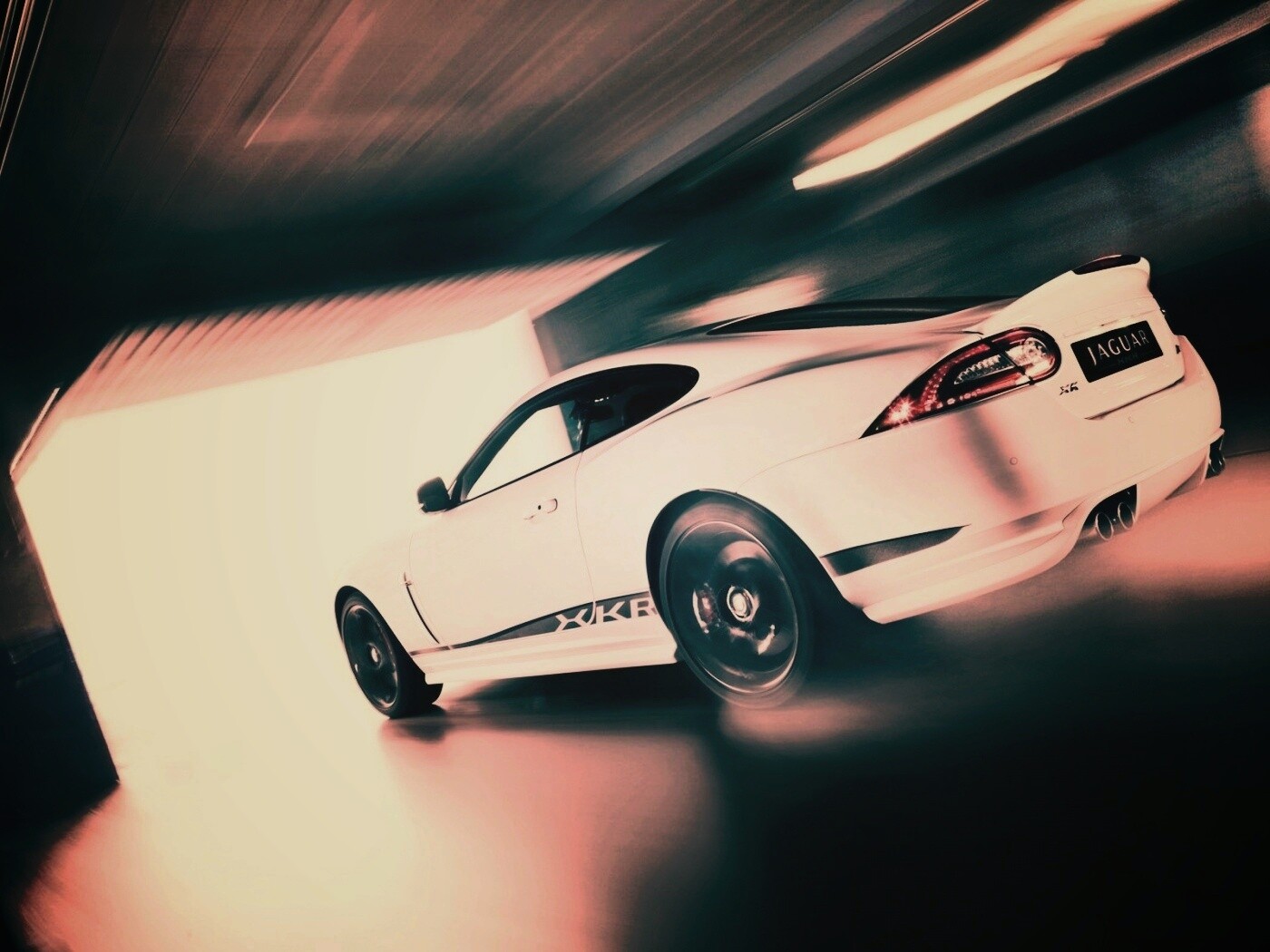 Белый ягуар в гараже обои