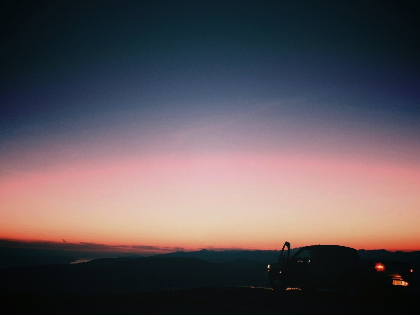 Авто на фоне заката обои