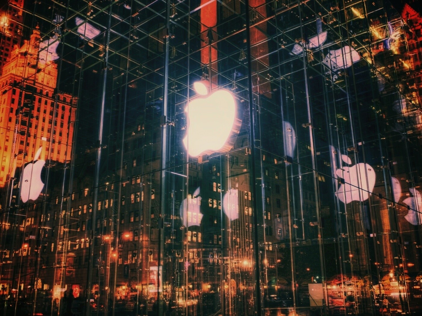 Отражение логотипа Apple в стеклянном здании обои