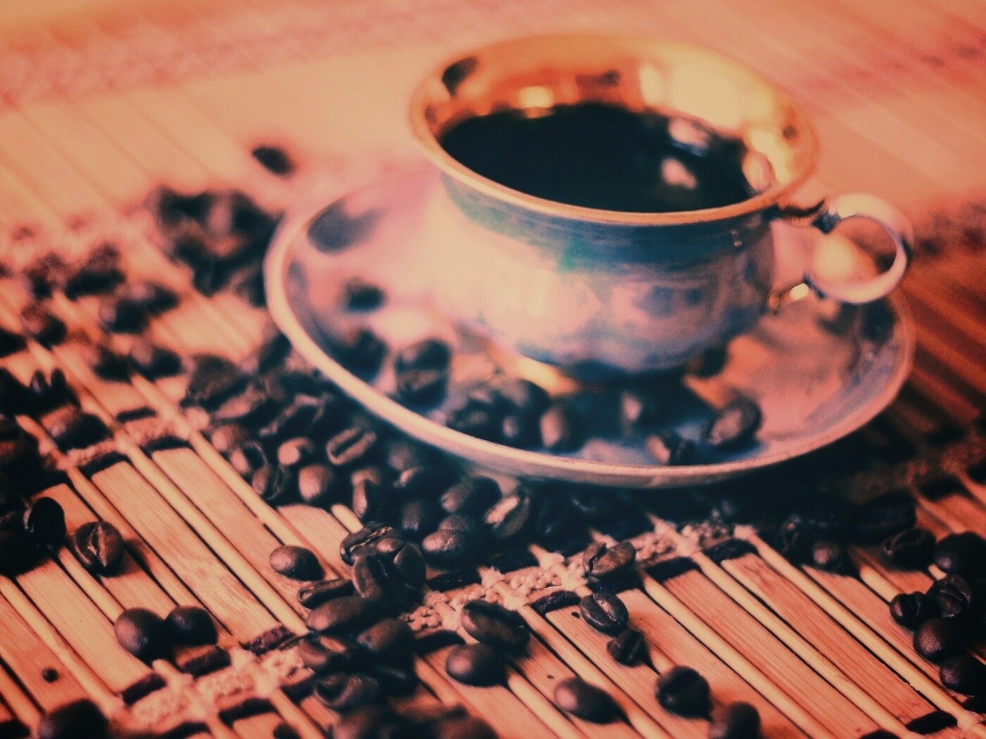 Чашка кофе и немного зерен обои