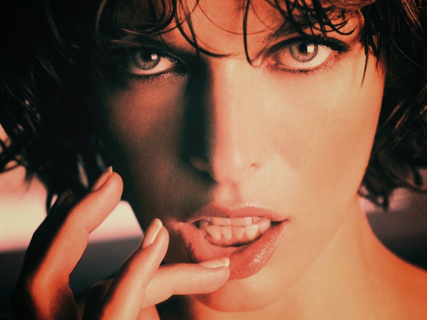 Мила Йововчи крупным планом обои