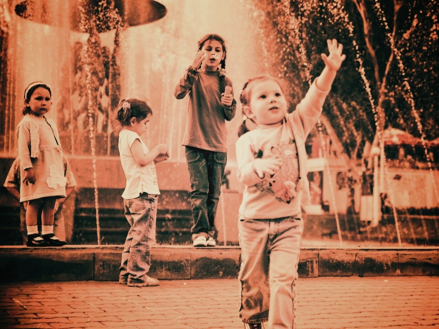 Дети у фонтана обои